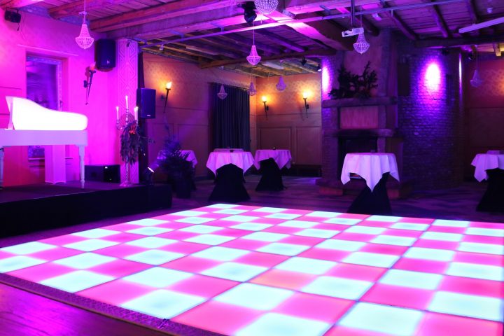 Verlichte dansvloer en paarse feestverlichting in de Napoleonzaal
