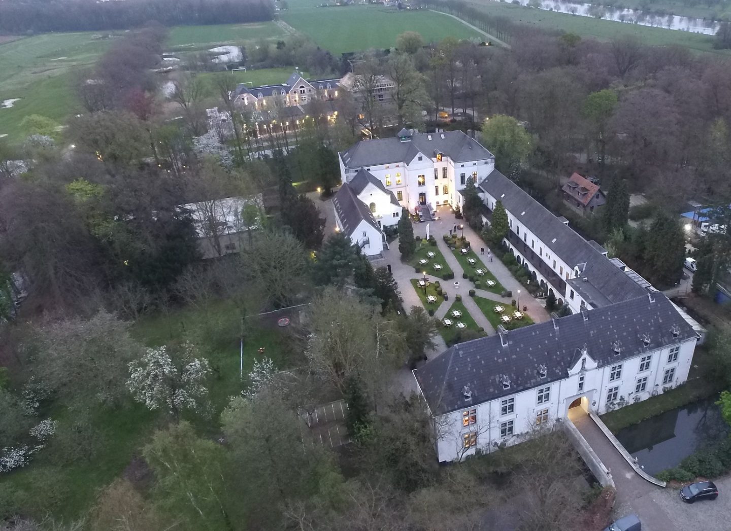 Kasteel De Berckt met de binnenplaats en het groene landgoed in Baarlo