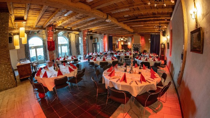 Feestelijk gedekte galatafels in de Maaszaal